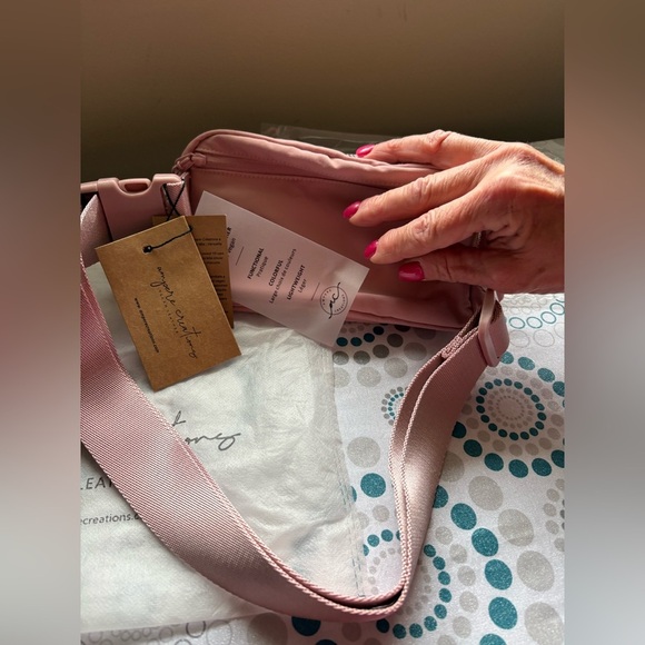 NWT- THE JULIA BAG
Pink rose fanny pack
Soft vegan leather
comes with dust bag - Picture 4 of 16
